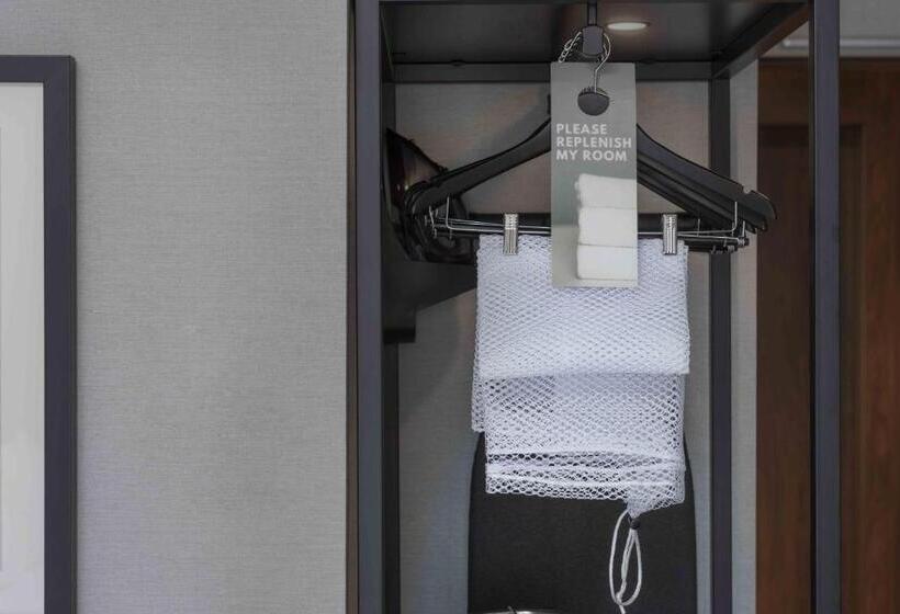 Standardrum King Size Säng, Holiday Inn Express   Boston Logan Airport   Revere, An Ihg