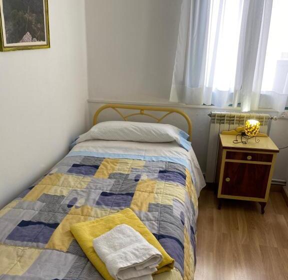 اتاق استاندارد یک تخته با سرویس بهداشتی مشترک, Hostal Casiano Camarasa
