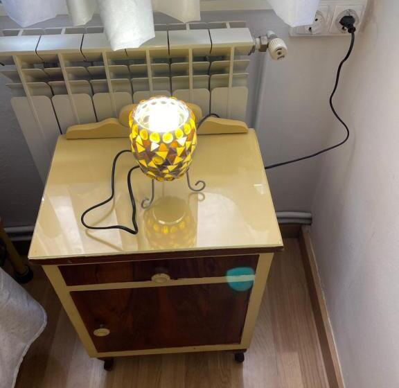 اتاق استاندارد یک تخته با سرویس بهداشتی مشترک, Hostal Casiano Camarasa