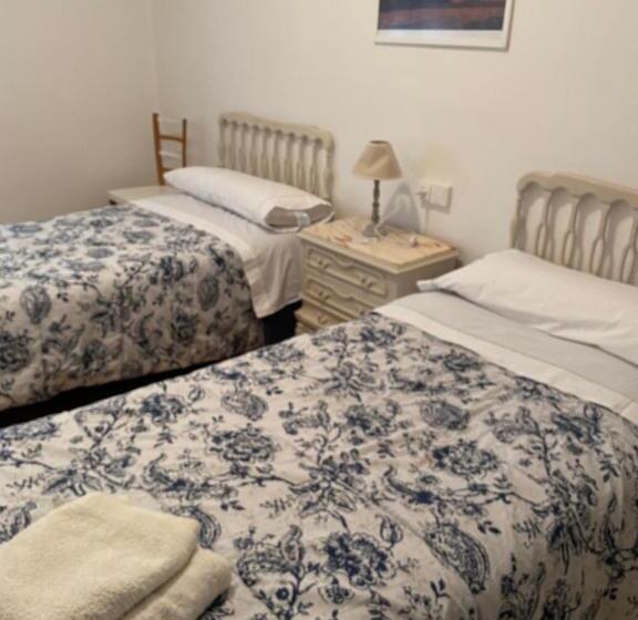 اتاق استاندارد با سرویس بهداشتی مشترک, Hostal Casiano Camarasa