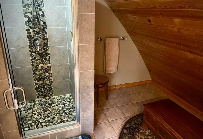 اتاق لوکس, Moss Mountain Inn