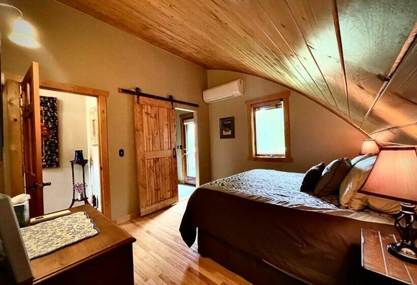 اتاق لوکس, Moss Mountain Inn