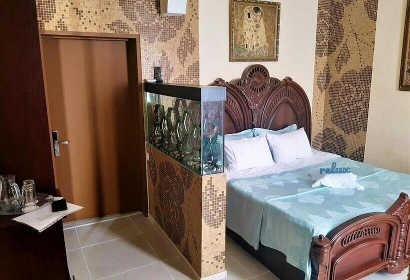 اتاق اکونومی, Alice Place