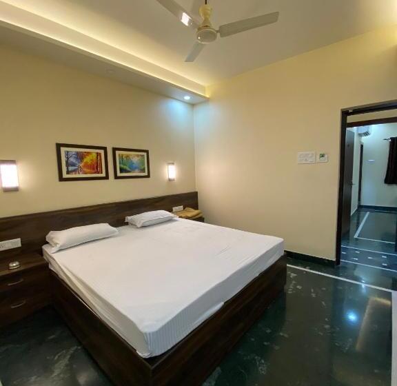 اتاق لوکس, Shivam Hotels