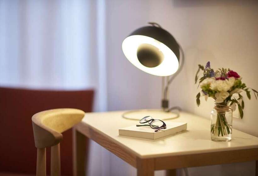 اتاق کلاب, 9hotel Republique