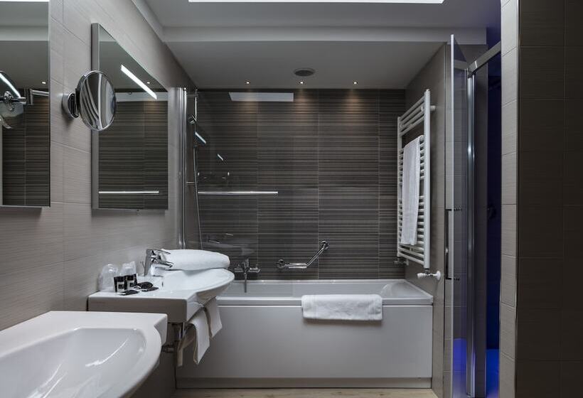 اتاق خانوادگی, Smart Hotel Holiday