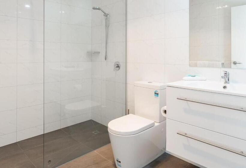 استودیوی سوپریور, Mayfair Plaza Motel And Apartments