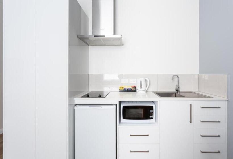 استودیوی سوپریور, Mayfair Plaza Motel And Apartments