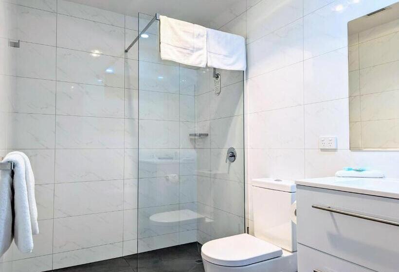 استودیوی استاندارد, Mayfair Plaza Motel And Apartments