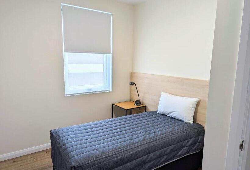 استودیوی استاندارد, Mayfair Plaza Motel And Apartments