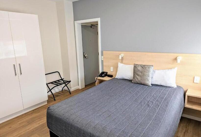 استودیوی استاندارد, Mayfair Plaza Motel And Apartments