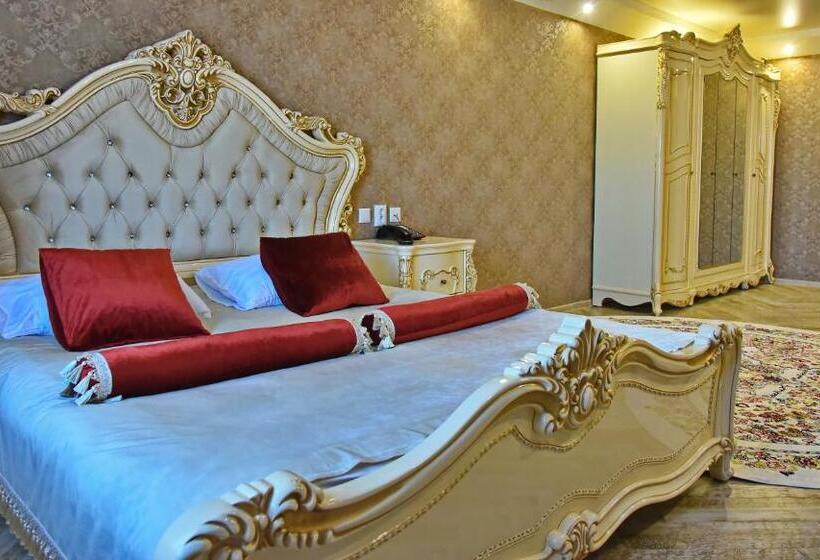 استودیوی سوپریور, Banqueting & Guest House поместье