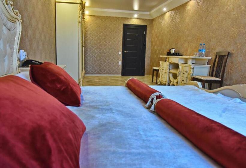 استودیوی سوپریور, Banqueting & Guest House поместье