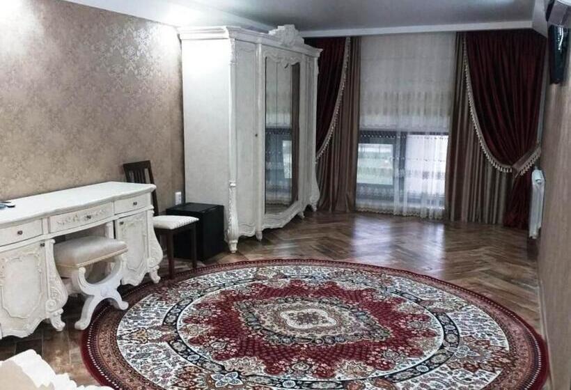 استودیوی سوپریور, Banqueting & Guest House поместье