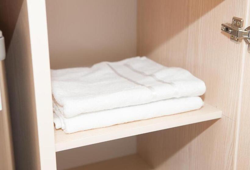 اتاق استاندارد چهارنفره با بالکن, Life