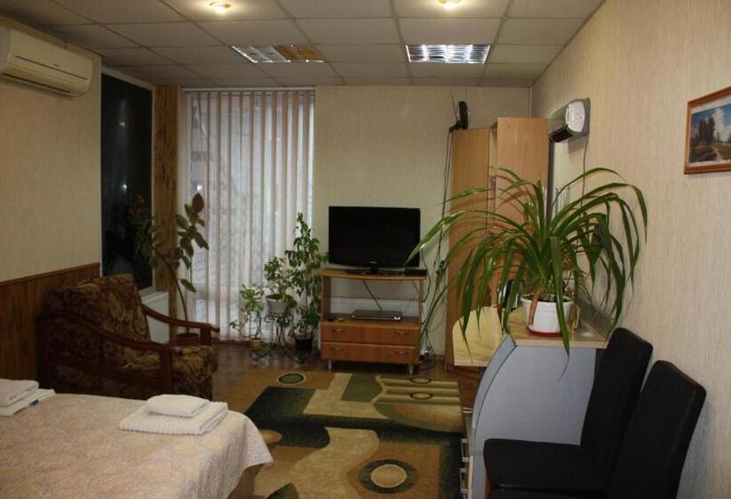 اتاق لوکس, Motel Pid Strihoyu