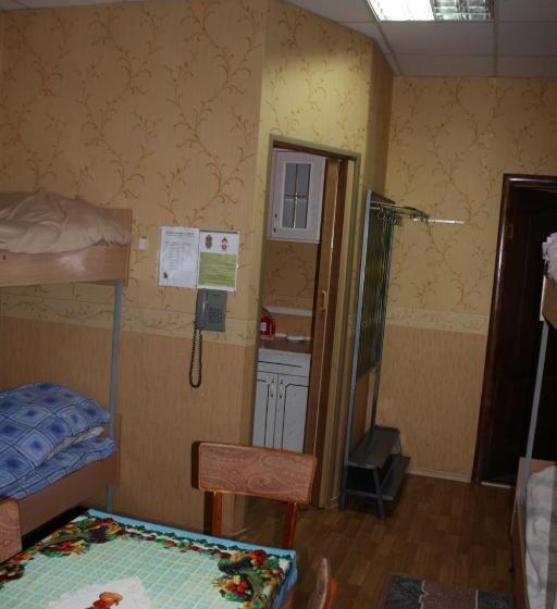 تختخواب در اتاق مشترک, Motel Pid Strihoyu