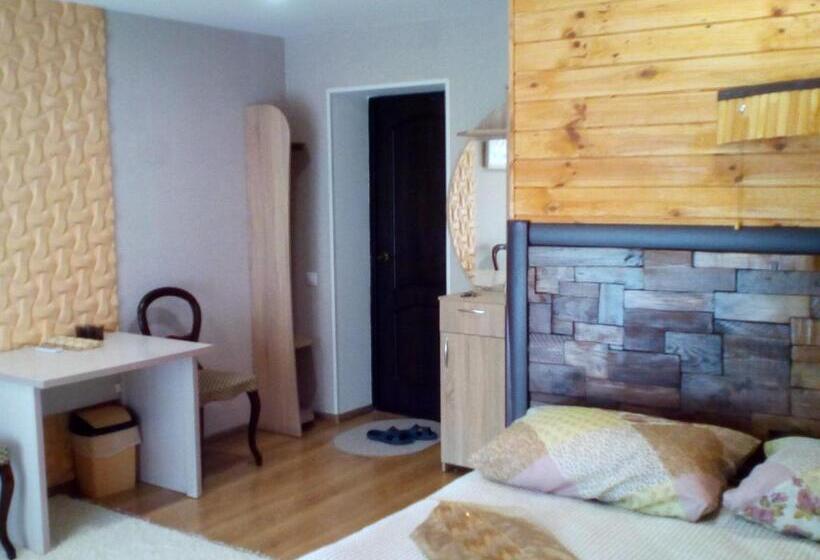اتاق لوکس سه تخته, Motel Pid Strihoyu