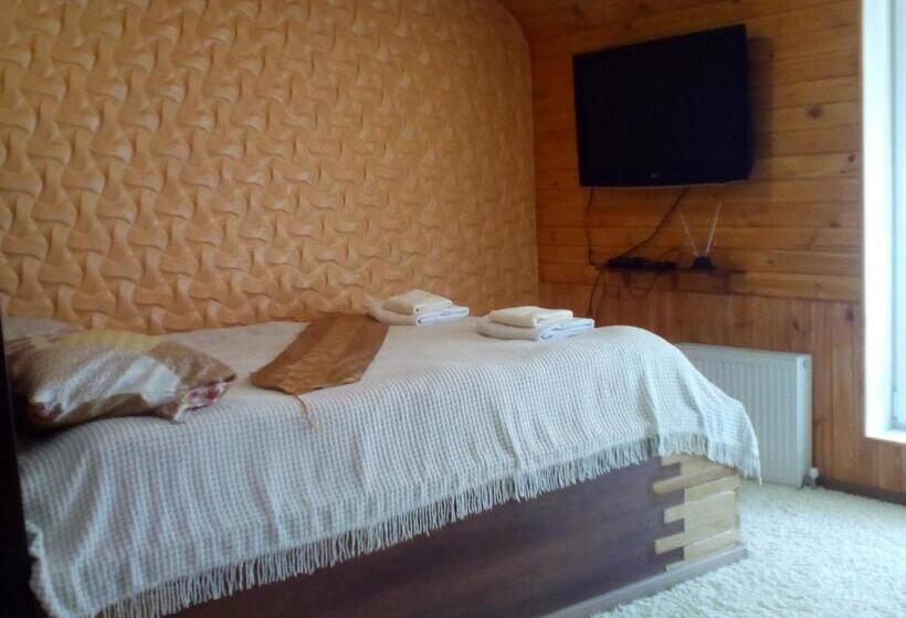 اتاق لوکس سه تخته, Motel Pid Strihoyu