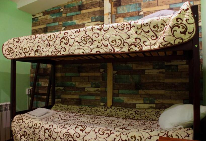 اتاق عادی, Motel Pid Strihoyu