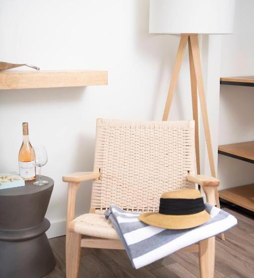اتاق لوکس, Endless Coast, A Boutique
