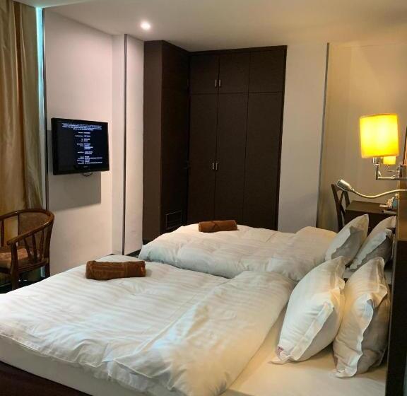 اتاق استاندارد با چشم‌انداز شهر, The Room