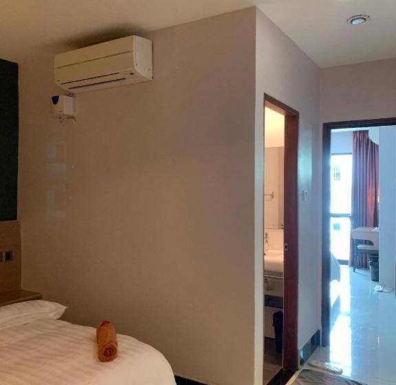 اتاق خانوادگی, The Room