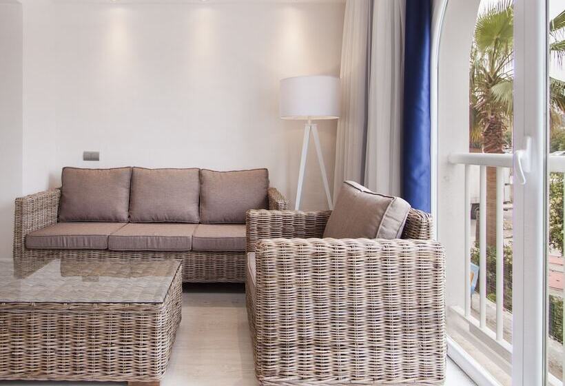 سوییت جونیور با چشم‌انداز دریا, Catalonia del Mar - Adults Only