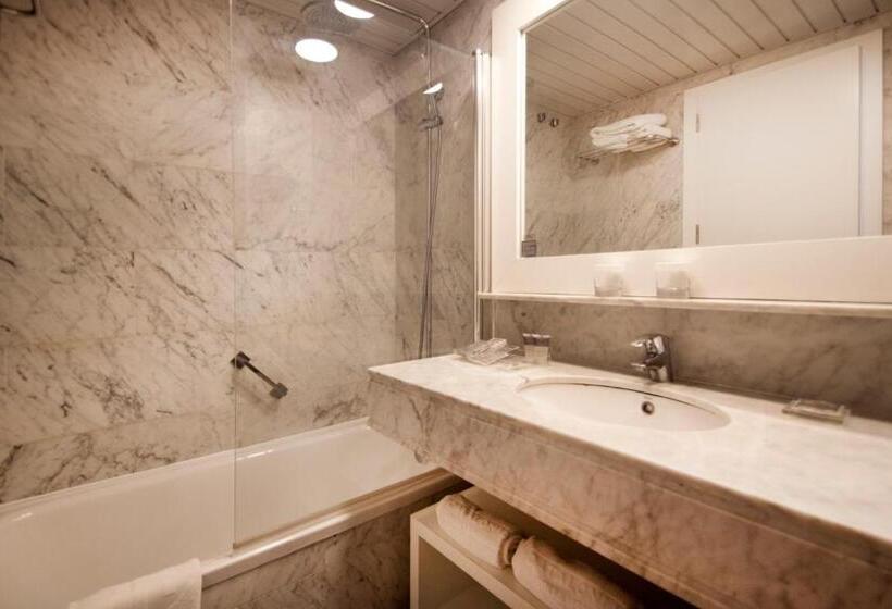 اتاق استاندارد با چشم‌انداز استخر, Catalonia del Mar - Adults Only