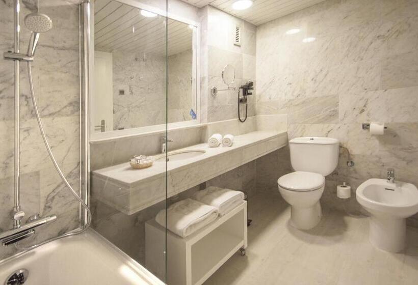 سوییت جونیور با چشم‌انداز دریا, Catalonia del Mar - Adults Only