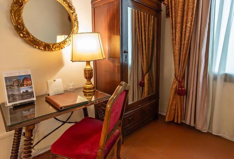 Chambre Standard Individuelle, Machiavelli Palace