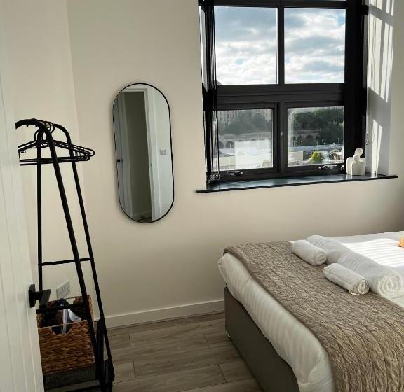 آپارتمان لوکس 1 خوابه, Spire Accommodations Ltd