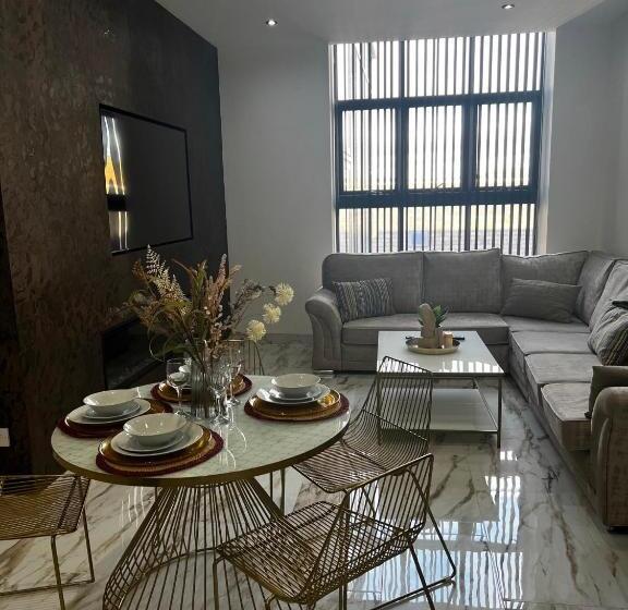 آپارتمان 2 خوابه, Spire Accommodations Ltd