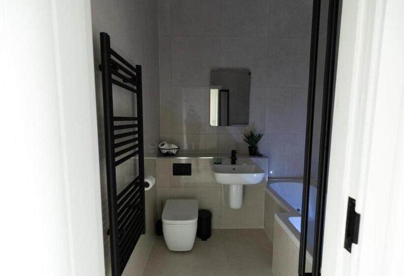 آپارتمان لوکس 1 خوابه, Spire Accommodations Ltd