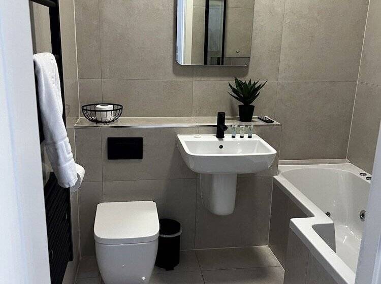 آپارتمان لوکس 1 خوابه, Spire Accommodations Ltd
