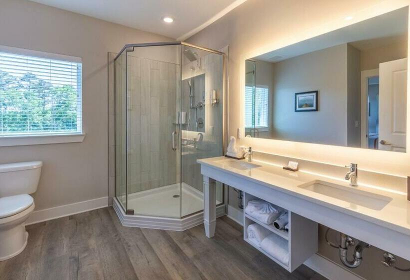 سوئیت با تخت بزرگ, Lakeside Lodge Clemson