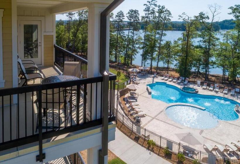 سوئیت با تخت بزرگ, Lakeside Lodge Clemson