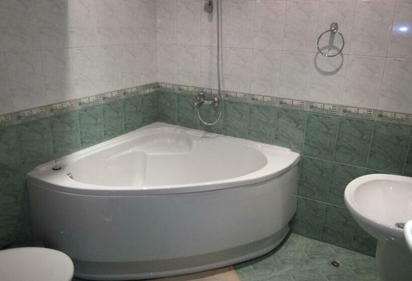 اتاق استاندارد سه نفره, Guest House Karov   2 Stars