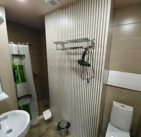 اتاق سوپریور سه تخته, 5 Rooms Near 300 Aragveli Metro Station