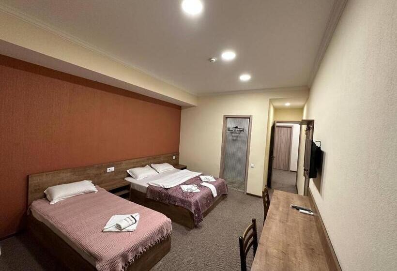 اتاق سوپریور سه تخته, 5 Rooms Near 300 Aragveli Metro Station