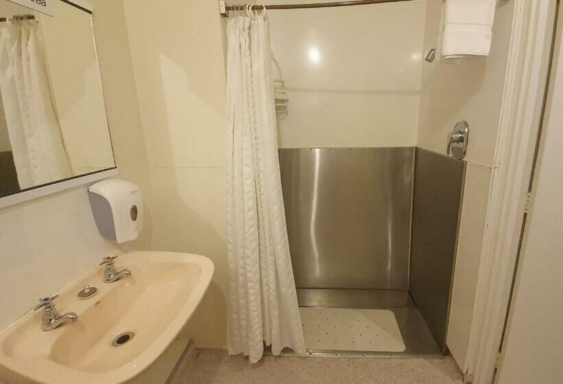 Economy Quadruple Room, Stay In Tekapo Backpackers