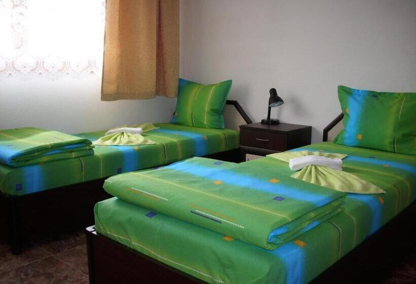 اتاق لوکس با بالکن, Georgievi Guest House