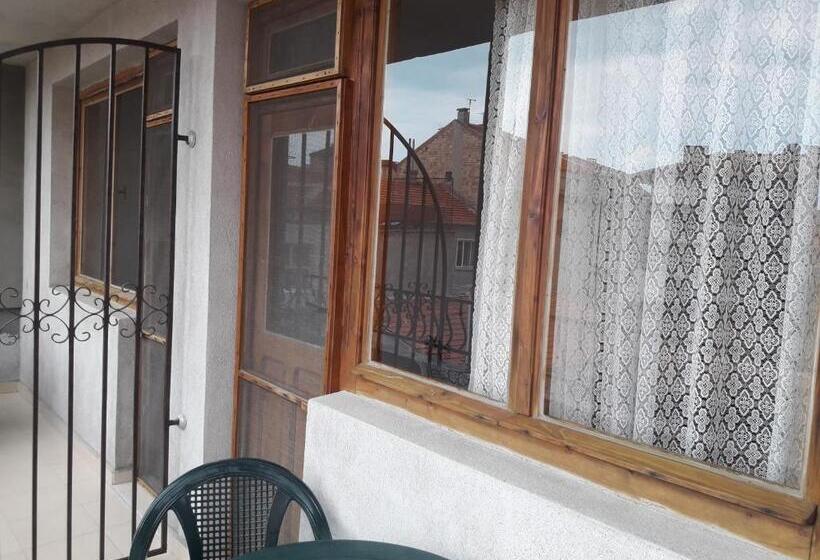اتاق لوکس با بالکن, Georgievi Guest House