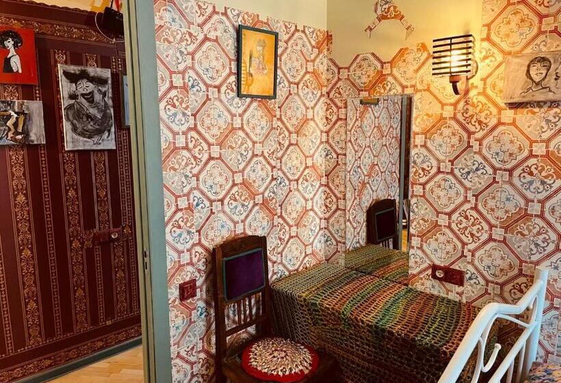 اتاق استاندارد, Lets Go House
