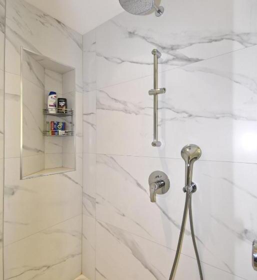 اتاق پریمیوم چهارنفره, Avenue Apart
