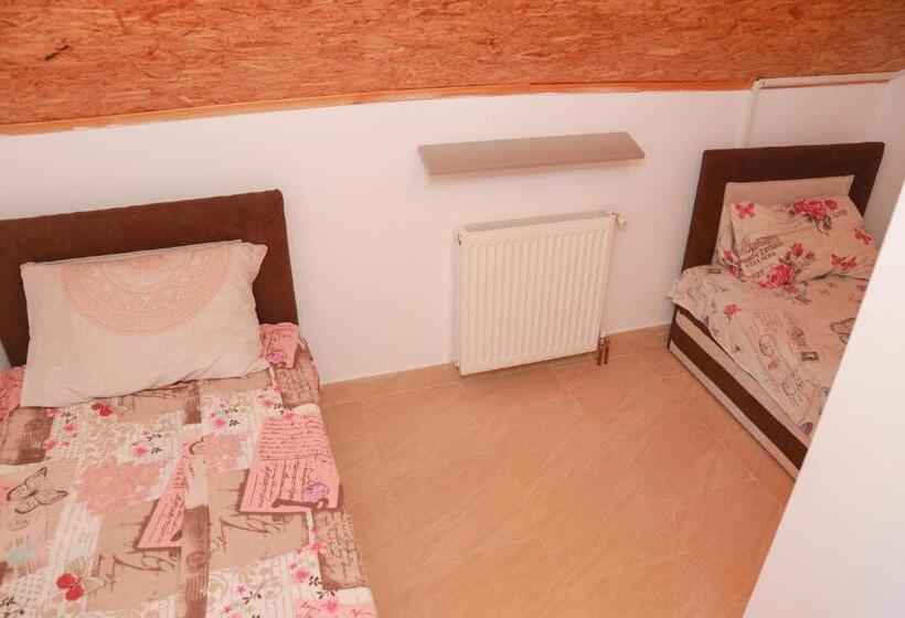 Economy Quadruple Room, Vila Viktori