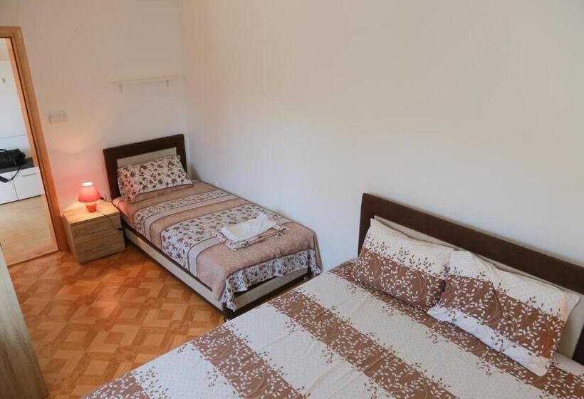 Economy Quadruple Room, Vila Viktori