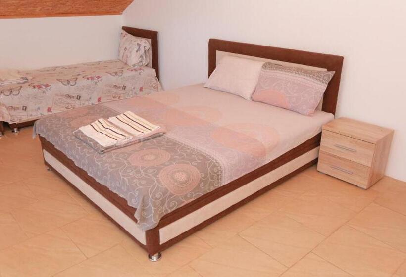 Economy Quadruple Room, Vila Viktori