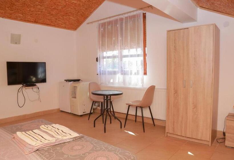 Economy Quadruple Room, Vila Viktori