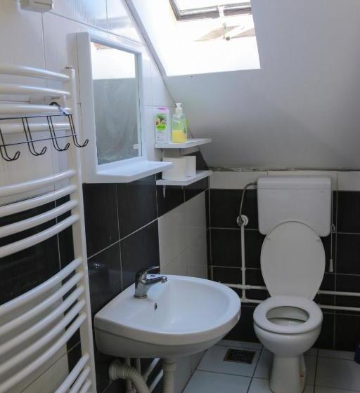 Economy Quadruple Room, Vila Viktori